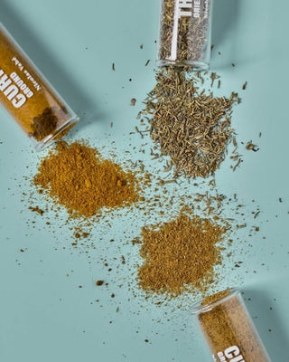 Kruidenmix Curry thyme cumin - set van 3 van Nicolas Vahe, in een gestileerde detailopstelling