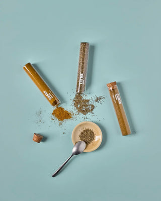 Kruidenmix Curry thyme cumin - set van 3 van Nicolas Vahe, in een culinaire setting met bijpassende ingrediënten