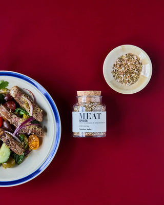 Kruidenmix Meat 44 g van Nicolas Vahe, in een culinaire setting met bijpassende ingrediënten