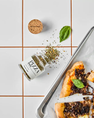 Kruidenmix Pizza 20 g van Nicolas Vahe, in een culinaire setting met bijpassende ingrediënten