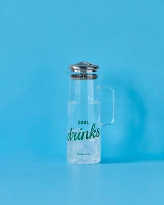Kruik met deksel Strain Helder Zilver 1,5 liter van Nicolas Vahe, in een gestileerde detailopstelling