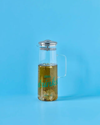 Kruik met deksel Strain Helder Zilver 1,5 liter van Nicolas Vahe, in een culinaire setting met bijpassende ingrediënten