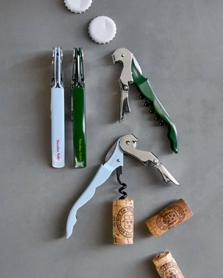 Kurkentrekker blauw & groen - set van 2 van Nicolas Vahe, in een culinaire setting met bijpassende ingrediënten