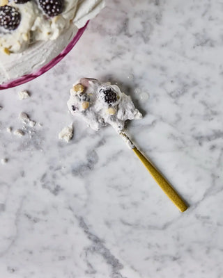 Lepels Daily goud 20 cm - 2 stuks van Nicolas Vahe, in een culinaire setting met bijpassende ingrediënten