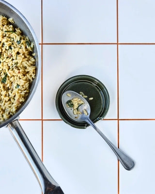 Lepelsteun Hala Groen Keramiek van Nicolas Vahe, in een culinaire setting met bijpassende ingrediënten