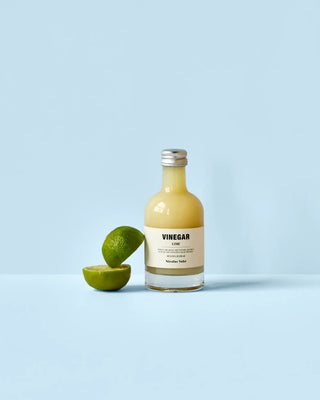 Limoenazijn 200ml van Nicolas Vahe, in een culinaire setting met bijpassende ingrediënten
