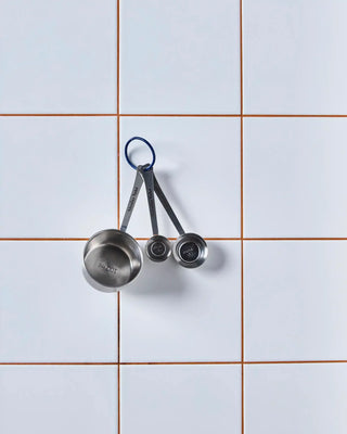 Maatbeker Measure Zilver - set van 3 van Nicolas Vahe, in een culinaire setting met bijpassende ingrediënten