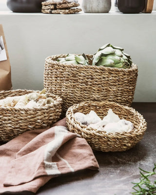 Mand Bread naturel 22cm - set van 2 van Nicolas Vahe, in een culinaire setting met bijpassende ingrediënten