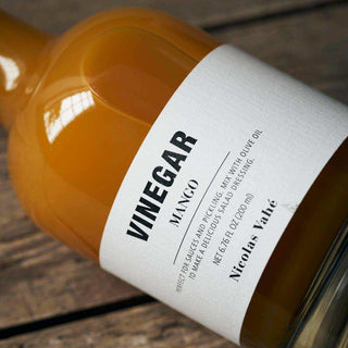 Mango azijn 200ml van Nicolas Vahe, met etiket en verpakking van dichtbij zichtbaar
