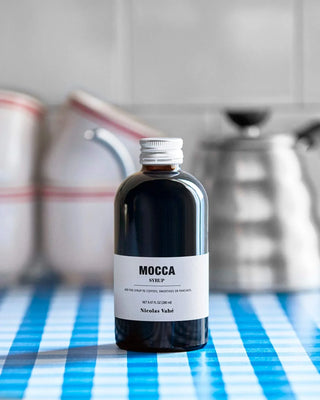 Mocca siroop 280ml van Nicolas Vahe, in een culinaire setting met bijpassende ingrediënten