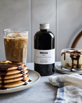 Mocca siroop 280ml van Nicolas Vahe, gepresenteerd in een culinaire tafelsetting
