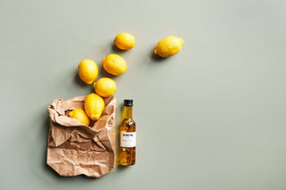 Olijfolie met citroen 250ml van Nicolas Vahe, in een smaakvolle setting met bijpassende ingrediënten
