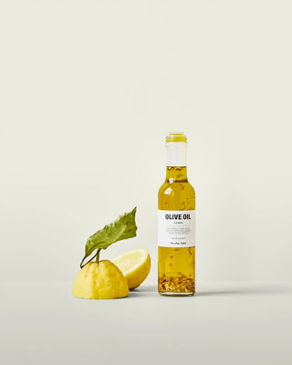 Olijfolie met citroen 250ml van Nicolas Vahe, gepresenteerd in een culinaire keuken- of tafelsetting