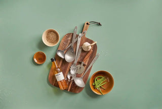 Olijfolie met knoflook 250ml van Nicolas Vahe, in een smaakvolle setting met bijpassende ingrediënten