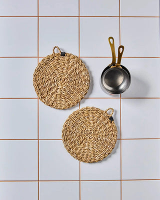 Onderzetter Naba Natuur 20cm - 2 stuks van Nicolas Vahe, in een culinaire setting met bijpassende ingrediënten