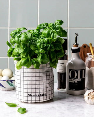 Opbergmand grijs met ruitpatroon 15cm van Nicolas Vahe, in een culinaire setting met bijpassende ingrediënten