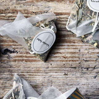 Organic herbal tea, mint lemongrass van Nicolas Vahe, in een gestileerde detailopstelling