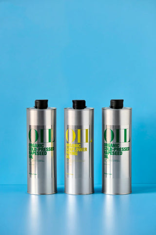 Organic virgin rapeseed oil Coldpressed 1 liter van Nicolas Vahe, in een gestileerde detailopstelling