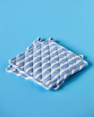 Pannenlappen Chef Blauw - 2 stuks van Nicolas Vahe, in een culinaire setting met bijpassende ingrediënten