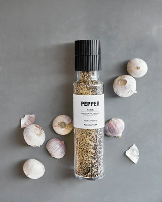 Peper & Garlic - 155g van Nicolas Vahe, in een culinaire setting met bijpassende ingrediënten