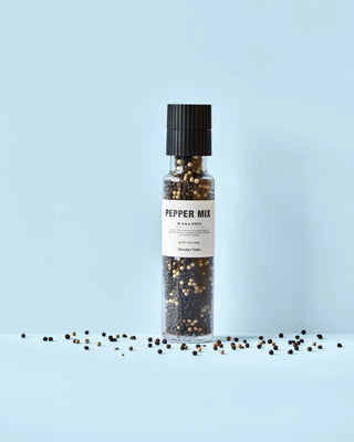Pepermix zwart en wit 160g van Nicolas Vahe, in een culinaire setting met bijpassende ingrediënten