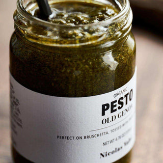 Pesto Biologisch Old Genoa van Nicolas Vahe, van dichtbij met etiket en productdetails zichtbaar