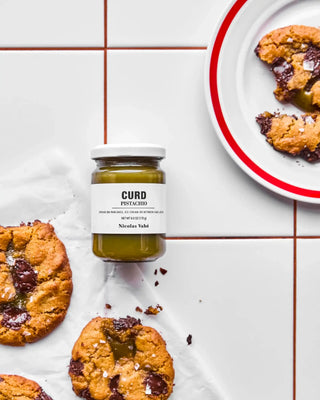 Pistache curd van Nicolas Vahe, in een culinaire setting met bijpassende ingrediënten
