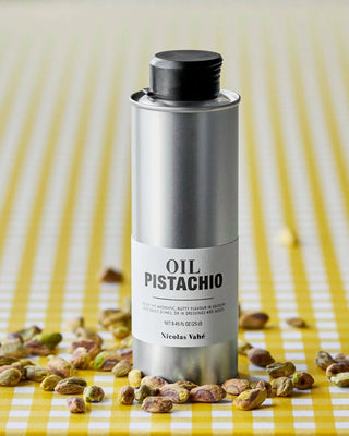 Pistacheolie – 250 ml van Nicolas Vahe, in een culinaire setting met bijpassende ingrediënten