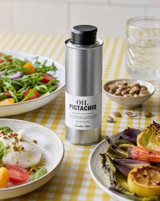 Pistacheolie – 250 ml van Nicolas Vahe, gepresenteerd in een culinaire tafelsetting