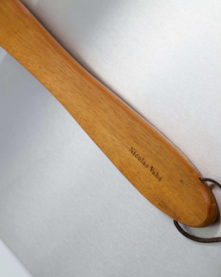 Pizzaschep Naturel 30cm van Nicolas Vahe, met vorm en productdetails van dichtbij zichtbaar