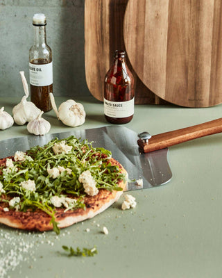 Pizzaschep Naturel 30cm van Nicolas Vahe, in een culinaire setting met bijpassende ingrediënten