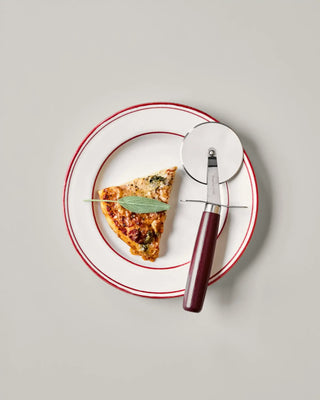 Pizzasnijder Pizza acaciahout en rvs van Nicolas Vahe, in een culinaire setting met bijpassende ingrediënten