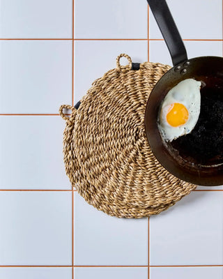 Placemat Naba Natuur 28cm - 2 stuks van Nicolas Vahe, in een culinaire setting met bijpassende ingrediënten