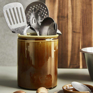 Pot Barn mocca 18cm van Nicolas Vahe, in een culinaire setting met bijpassende ingrediënten