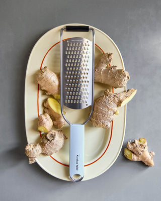 Rasp fijn blauw van Nicolas Vahe, in een culinaire setting met bijpassende ingrediënten