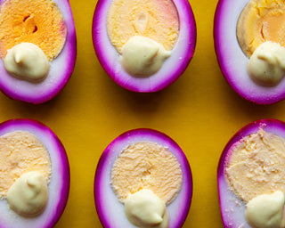 Gehalveerde roze eieren met romige mosterdmayonaise