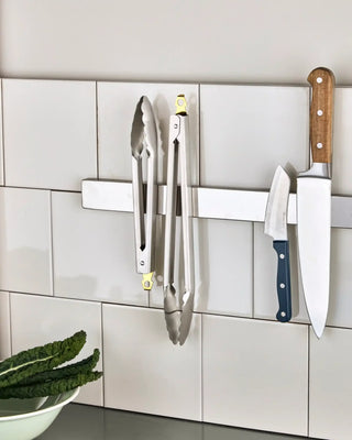 Rvs serveertangen set zilver van Nicolas Vahe, in een culinaire setting met bijpassende ingrediënten
