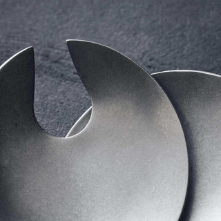 Detail van het matte roestvrijstalen saladebestek Daily van Nicolas Vahé