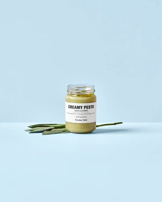 Salie en citroen pesto 135g van Nicolas Vahe, in een culinaire setting met bijpassende ingrediënten