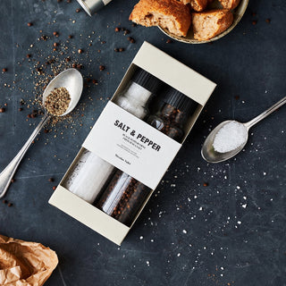 Nicolas Vahé Salt & Pepper cadeaubox met zwarte peperkorrels en Frans zeezout op tafel met brood en lepels