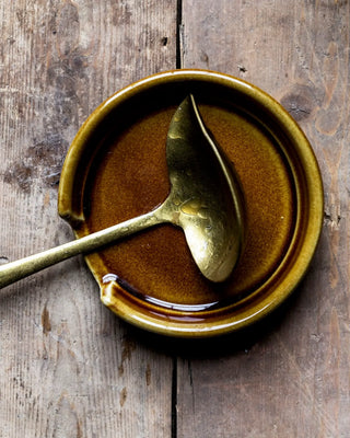 Sauslepel Daily goud van Nicolas Vahe, in een culinaire setting met bijpassende ingrediënten