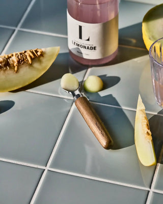 Schep Melon van Nicolas Vahe, in een culinaire setting met bijpassende ingrediënten