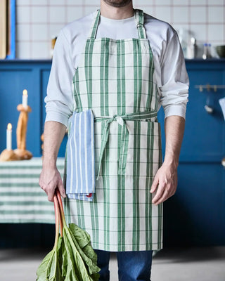 Schort Chef Groen 89x87cm van Nicolas Vahe, in een culinaire setting met bijpassende ingrediënten