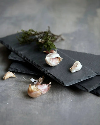 Serveerplank Slate Grijs 30x10cm van Nicolas Vahe, in een gestileerde detailopstelling