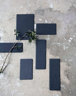Serveerplank Slate Grijs 30x10cm van Nicolas Vahe, in een gestileerde productopstelling