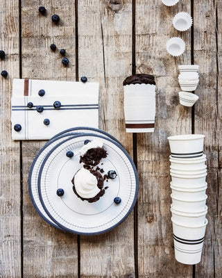 Servetten Stripe grijs papier 12 stuks van Nicolas Vahe, in een culinaire setting met bijpassende ingrediënten