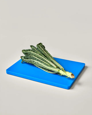 Snijplank Cop Blauw 30x40cm van Nicolas Vahe, in een culinaire setting met bijpassende ingrediënten