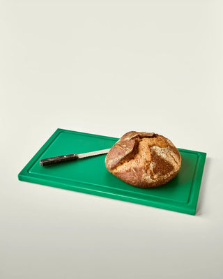Snijplank Cop Groen 30 x50cm van Nicolas Vahe, in een culinaire setting met bijpassende ingrediënten