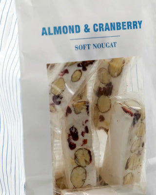 Soft nougat Almond & Cranberries – 150 g van Nicolas Vahe, in een gestileerde detailopstelling