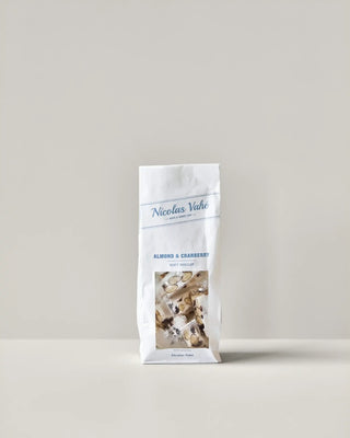 Soft nougat Almond & Cranberries – 150 g van Nicolas Vahe, in een culinaire setting met bijpassende ingrediënten